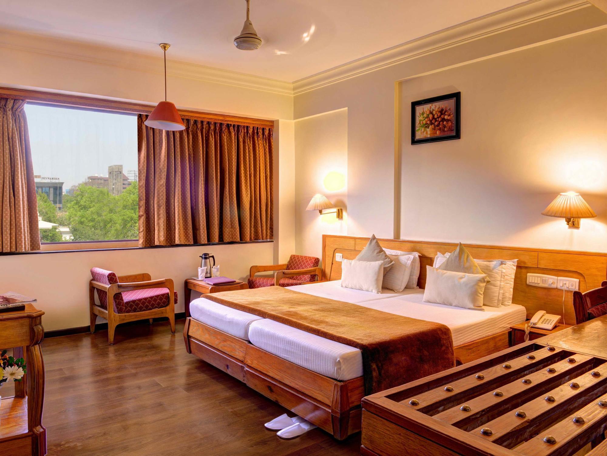 Hotel Pinnacle Ahmedabad Exterior foto