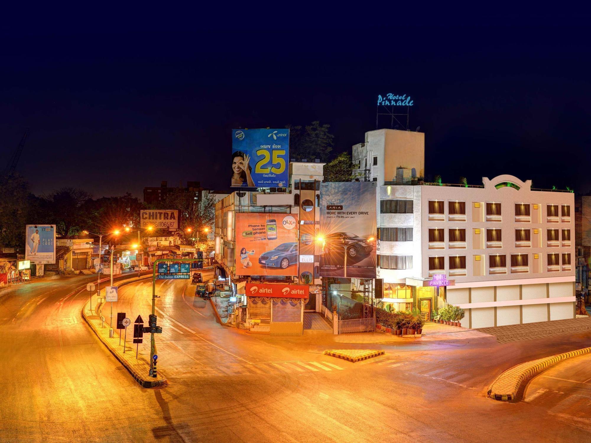 Hotel Pinnacle Ahmedabad Exterior foto